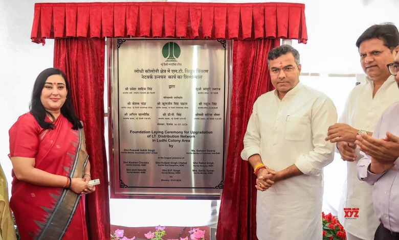 लोधी कॉलोनी में बिजली वितरण नेटवर्क अपग्रेड के लिए शिलान्यास कार्यक्रम में मंत्री प्रवेश साहिब सिंह और सांसद बांसुरी स्वराज।