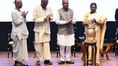 राष्ट्रपति द्रौपदी मुर्मु अक्षय पात्र फाउंडेशन के पांच बिलियन भोजन वितरण कार्यक्रम में बच्चों के साथ