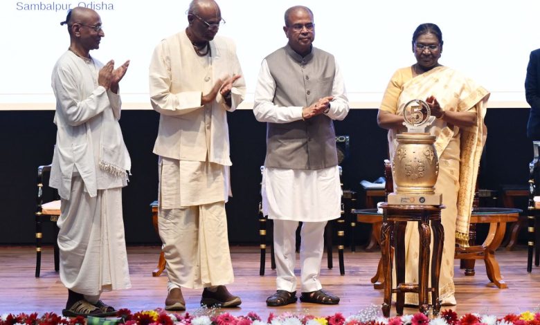 राष्ट्रपति द्रौपदी मुर्मु अक्षय पात्र फाउंडेशन के पांच बिलियन भोजन वितरण कार्यक्रम में बच्चों के साथ