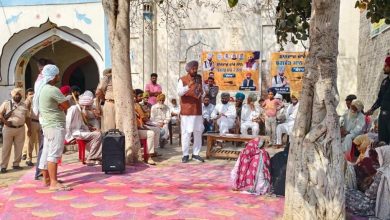 प्रधान बुधराम जलवेरा गांव में ग्रामीणों को आम आदमी पार्टी के विकास कार्य बताते हुए