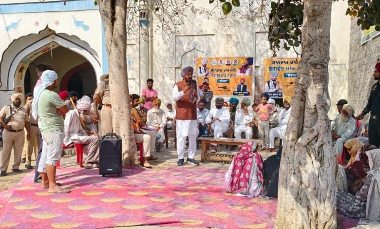 प्रधान बुधराम जलवेरा गांव में ग्रामीणों को आम आदमी पार्टी के विकास कार्य बताते हुए