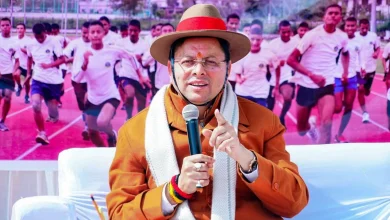 मुख्यमंत्री पुष्कर सिंह धामी योजनाओं की समीक्षा करते हुए और विकास परियोजनाओं का जायजा लेते हुए।