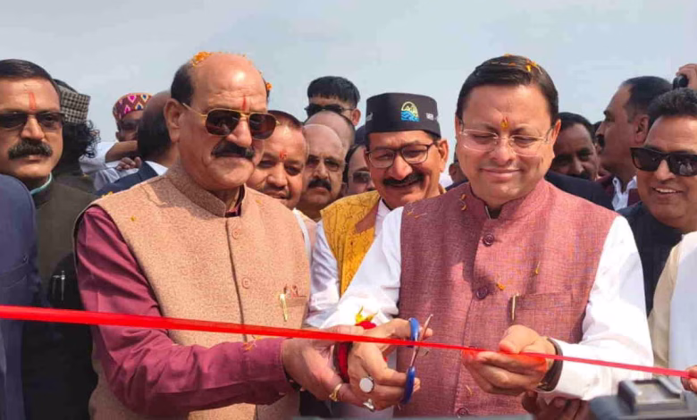 सीएम पुष्कर सिंह धामी टिहरी झील महोत्सव का उद्घाटन करते हुए