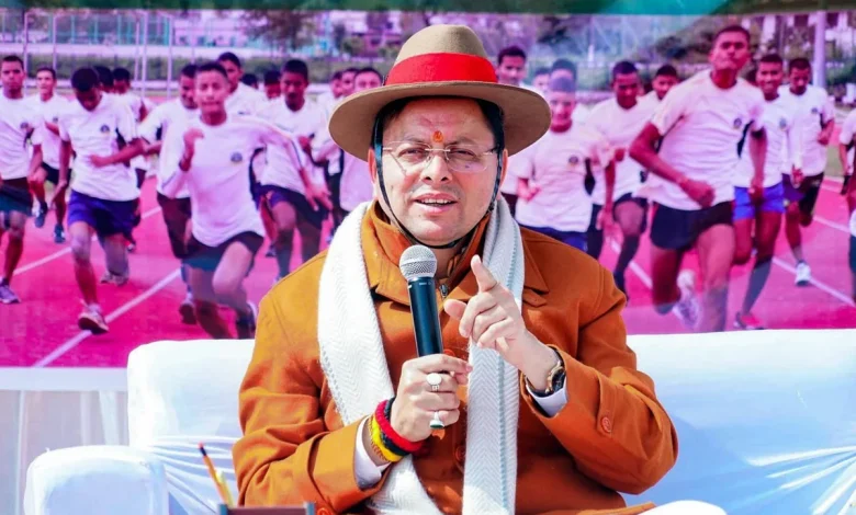 मुख्यमंत्री पुष्कर सिंह धामी योजनाओं की समीक्षा करते हुए और विकास परियोजनाओं का जायजा लेते हुए।