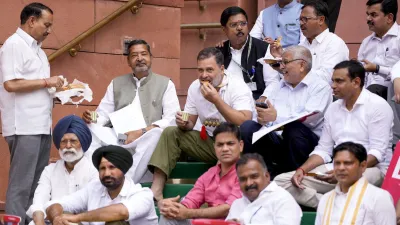 राहुल गांधी संसद की सीढ़ियों पर चाय-बिस्किट खाते हुए – संसद शिष्टाचार विवाद