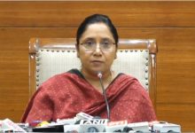 मंत्री डॉ. बलजीत कौर मान सरकार के बुजुर्ग कल्याण और आंगनवाड़ी सुधार कार्यक्रम में पेंशन वितरण और केंद्रों के आधुनिकीकरण की जानकारी देती हुई