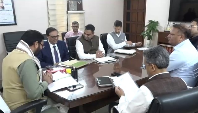 हरियाणा के मुख्यमंत्री नायब सिंह सैनी और सिंगापुर-इंडिया बिजनेस फोरम के अध्यक्ष प्रसून मुखर्जी की बैठक