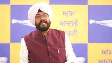 AAP विधायक कुलदीप सिंह धालिवाल चंडीगढ़ में प्रेस कॉन्फ्रेंस करते हुए अकाली दल पर आरोप लगाते हुए।