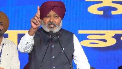 मुख्यमंत्री भगवंत मान और कैबिनेट मंत्री हरपाल चीमा धूरी में नए सब-डिविज़नल और मातृ-शिशु अस्पताल का उद्घाटन करते हुए।