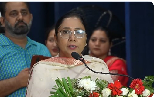 मंत्री डॉ बलजीत कौर शेड्यूल्ड कास्ट छात्रों को शिक्षा और सामाजिक समानता पर मार्गदर्शन देते हुए