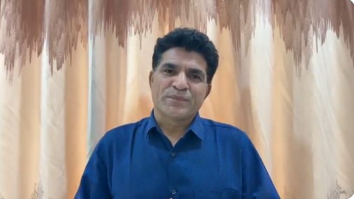 गुजरात में AAP नेताओं पर झूठे मुकदमे के विरोध में प्रेस कॉन्फ्रेंस करते इसुदान गढवी।