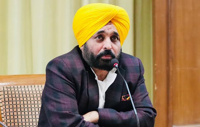मुख्यमंत्री Bhagwant Mann केंद्र से अरब देशों में फंसे पंजाबियों की सुरक्षित वापसी के लिए विशेष उड़ानों की मांग करते हुए