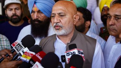 लुधियाना के मोहन दई अस्पताल में घायल नशा विरोधी कार्यकर्ता से मुलाकात करते हुए आप पंजाब के मीडिया इंचार्ज बलतेज पन्नू, भगवंत मान सरकार ने समर्थन का भरोसा दिया।