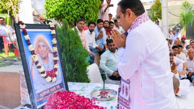 टीकाराम जूली जी और वरिष्ठ नेता काठूवास में माताजी के निधन पर पुष्पांजलि अर्पित करते हुए