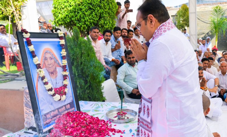 टीकाराम जूली जी और वरिष्ठ नेता काठूवास में माताजी के निधन पर पुष्पांजलि अर्पित करते हुए