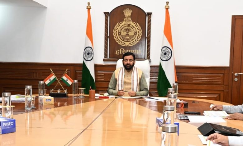 हरियाणा के मुख्यमंत्री नायब सिंह सैनी किसानों को मेडिसिनल और एरोमैटिक पौधों की खेती के लिए प्रोत्साहित करते हुए
