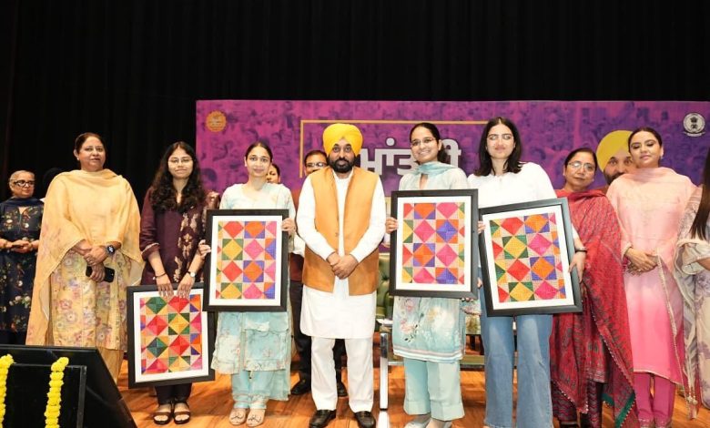 पंजाब के मुख्यमंत्री भगवंत सिंह मान लुधियाना में अंतरराष्ट्रीय महिला दिवस कार्यक्रम को संबोधित करते हुए