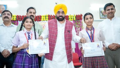 मुख्यमंत्री भगवंत सिंह मान आदमपुर स्कूल ऑफ एमिनेंस में विद्यार्थियों से बातचीत करते हुए