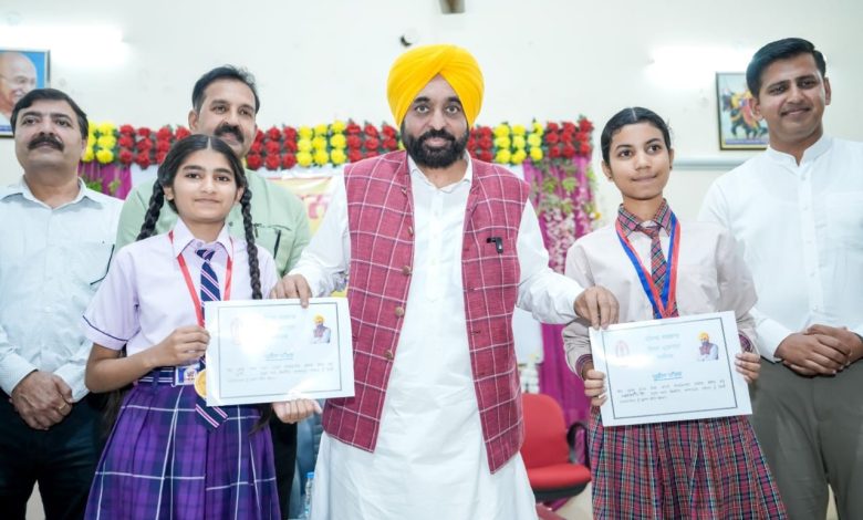 मुख्यमंत्री भगवंत सिंह मान आदमपुर स्कूल ऑफ एमिनेंस में विद्यार्थियों से बातचीत करते हुए