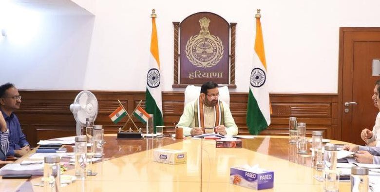 हरियाणा मुख्यमंत्री नायब सिंह सैनी वाहन स्क्रैपिंग और रीसाइक्लिंग नीति की समीक्षा करते हुए