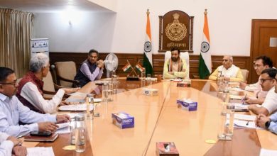 मुख्यमंत्री नायब सिंह सैनी सड़क किनारे बिजली के पोलों की समीक्षा करते हुए