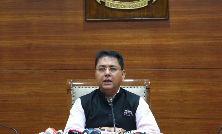 चंडीगढ़ में प्रेस कॉन्फ्रेंस के दौरान आप पंजाब प्रधान अमन अरोड़ा, मोगा रैली से पहले अमित शाह से सवाल उठाते हुए।