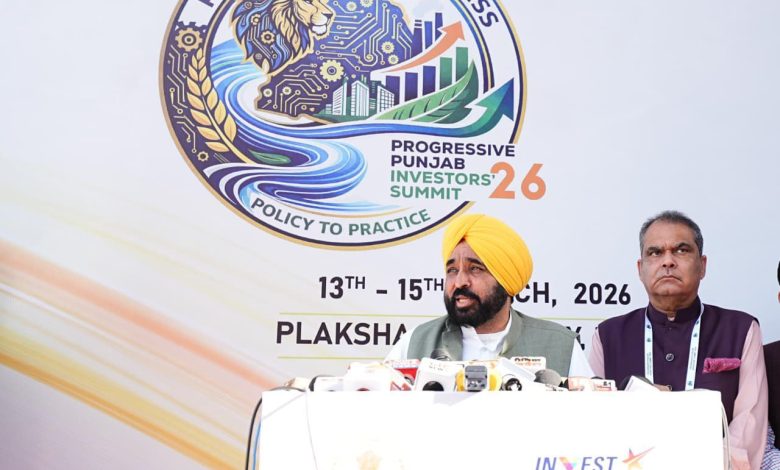 पंजाब के मुख्यमंत्री भगवंत सिंह मान मीडिया से बातचीत करते हुए अमित शाह के पंजाब दौरे और राज्य के मुद्दों पर प्रतिक्रिया देते हुए।