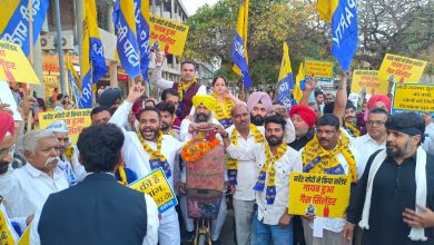 सेक्टर-17 प्लाज़ा, चंडीगढ़ में LPG कीमतों के खिलाफ AAP का प्रदर्शन करते हुए आम आदमी पार्टी के नेता और कार्यकर्ता।