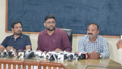 गोपाल इटालिया प्रेस कॉन्फ्रेंस में बात करते हुए, गुजरात में हथियार लाइसेंस और सुरक्षा पर चर्चा