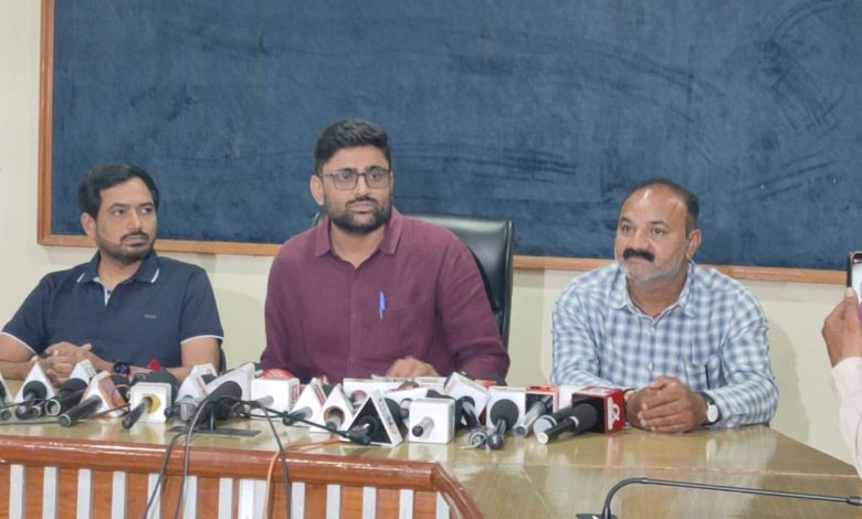 गोपाल इटालिया प्रेस कॉन्फ्रेंस में बात करते हुए, गुजरात में हथियार लाइसेंस और सुरक्षा पर चर्चा