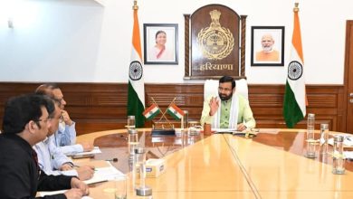 मुख्यमंत्री नायब सिंह सैनी अस्पताल में दवा उपलब्धता और स्वास्थ्य सेवाओं का निरीक्षण करते हुए।