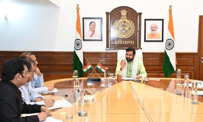 मुख्यमंत्री नायब सिंह सैनी अस्पताल में दवा उपलब्धता और स्वास्थ्य सेवाओं का निरीक्षण करते हुए।