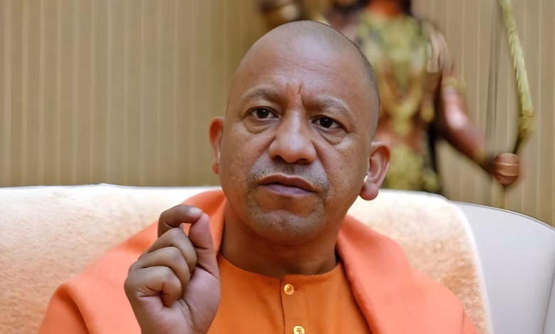 कानपुर में भाजपा और RSS की समन्वय बैठक में मुख्यमंत्री योगी आदित्यनाथ कार्यकर्ताओं के साथ