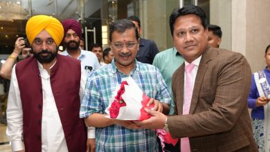 अरविंद केजरीवाल और भगवंत मान राजकोट में AAP गुजरात दौरे के दौरान मीडिया से बात करते हुए