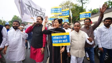 दिल्ली विधानसभा पर लोकतंत्र के खिलाफ़ हमले के विरोध में अतीशी के नेतृत्व में AAP विधायकों का सड़क प्रदर्शन