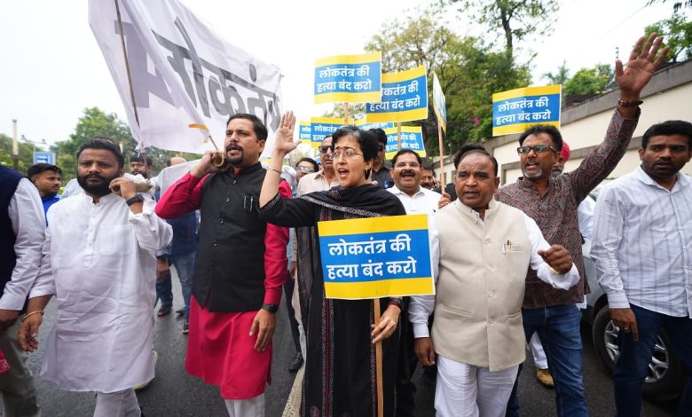 दिल्ली विधानसभा पर लोकतंत्र के खिलाफ़ हमले के विरोध में अतीशी के नेतृत्व में AAP विधायकों का सड़क प्रदर्शन