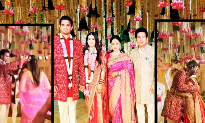 अर्जुन तेंदुलकर और सानिया चंदोक शादी में शाहरुख, गौरी, सुहाना और आमिर खान के साथ पोज़ देते हुए।