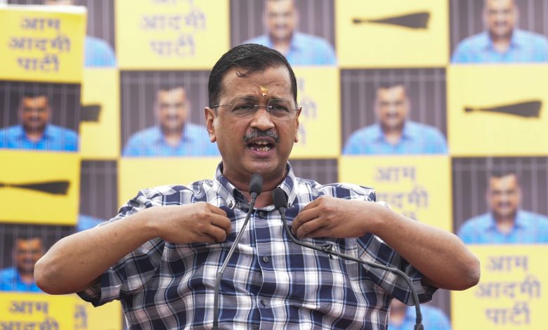 अरविंद केजरीवाल का इशारा