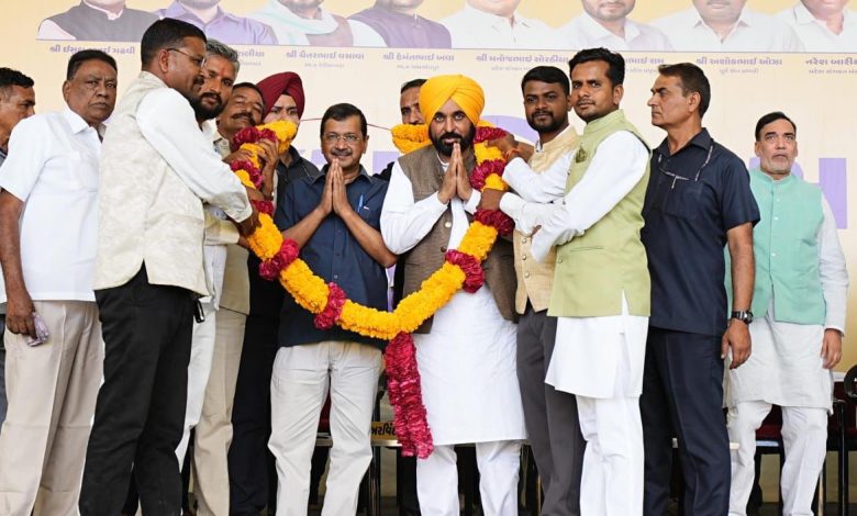 अरविंद केजरीवाल और भगवंत मान देवगढ़ बारिया में जनता को संबोधित करते हुए – गुजरात बदलाव की जनसभा