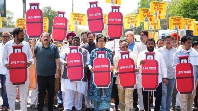 आतिशी और AAP विधायक सड़क पर प्रदर्शन करते हुए, गैस सिलेंडर की किल्लत उजागर कर रहे हैं।