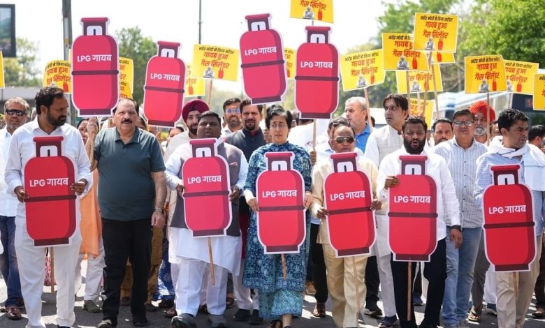 आतिशी और AAP विधायक सड़क पर प्रदर्शन करते हुए, गैस सिलेंडर की किल्लत उजागर कर रहे हैं।