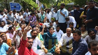 आम आदमी पार्टी और कांग्रेस द्वारा विरोध प्रदर्शन के दौरान दिल्ली बजट 2026 चर्चा में