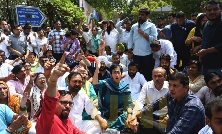 आम आदमी पार्टी और कांग्रेस द्वारा विरोध प्रदर्शन के दौरान दिल्ली बजट 2026 चर्चा में