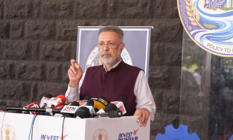 पंजाब में आम आदमी क्लीनिक के उद्घाटन के दौरान स्वास्थ्य सेवाओं के विस्तार की जानकारी देते हुए स्वास्थ्य मंत्री।