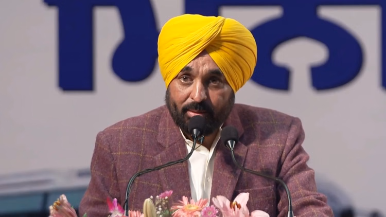 भगवंत मान विदेश में फंसे नागरिकों की मदद के लिए हेल्पलाइन जारी करते हुए