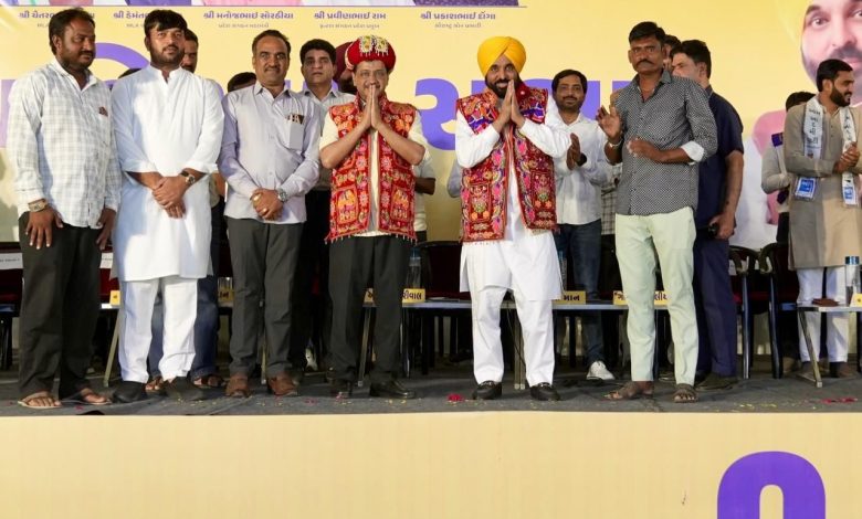 मुख्यमंत्री भगवंत मान गुजरात जनसभा में जनता को संबोधित करते हुए