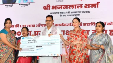 राजस्थान आंगनबाड़ी कार्यकर्ता योजना के तहत महिलाओं को राशि वितरित करते हुए CM भजनलाल शर्मा