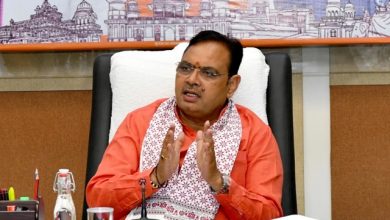 राजस्थान मुख्यमंत्री भजनलाल शर्मा अधिकारियों को योजनाओं का लाभ समय पर पहुंचाने के निर्देश देते हुए