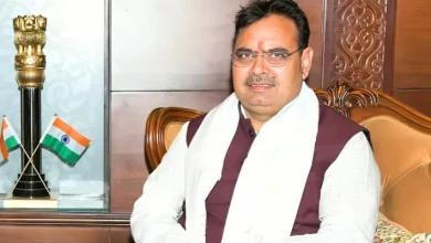 मुख्यमंत्री भजनलाल शर्मा छात्रों को राजस्थान बोर्ड 10वीं, 8वीं और 5वीं परीक्षा में सफलता पर बधाई देते हुए।