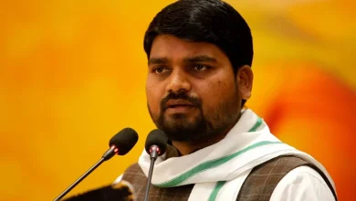 AAP नेता चैतरा वसावा गुजरात में आदिवासी अधिकारों के लिए जनसभा में संबोधित करते हुए